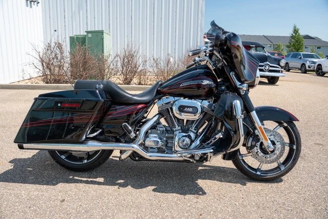 2011 Harley-Davidson, červená, 8 992 km, dovoz Kanada — foto 4 z 5
