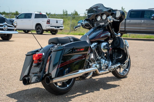 2011 Harley-Davidson, červená, 8 992 km, dovoz Kanada — foto 5 z 5