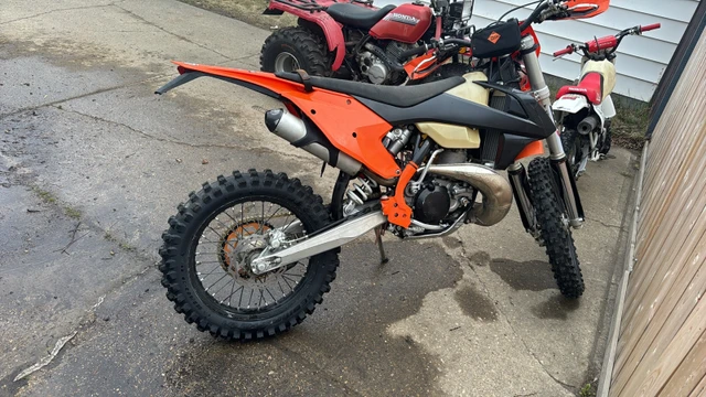 2017 KTM, dovoz Kanada — foto 3 z 5