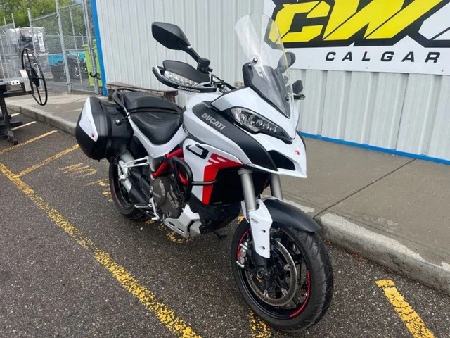 2015 Ducati, bílá, 18 376 km, dovoz Kanada — foto 2 z 5