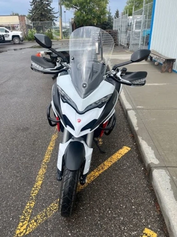 2015 Ducati, bílá, 18 376 km, dovoz Kanada — foto 3 z 5