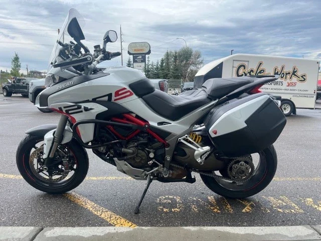 2015 Ducati, bílá, 18 376 km, dovoz Kanada — foto 5 z 5