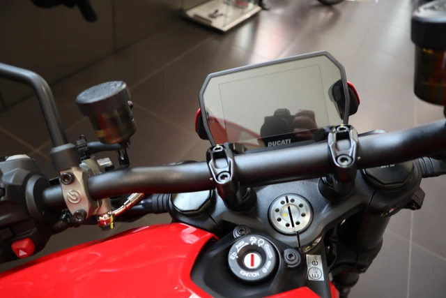 2026 Ducati, červená, dovoz Kanada — foto 4 z 5