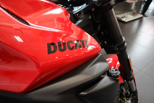 2026 Ducati, červená, dovoz Kanada — foto 5 z 5
