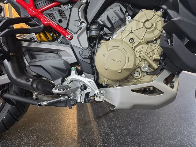 2026 Ducati, červená, 12 km, dovoz Kanada — foto 3 z 5