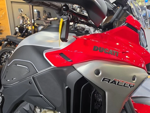 2026 Ducati, červená, 12 km, dovoz Kanada — foto 4 z 5