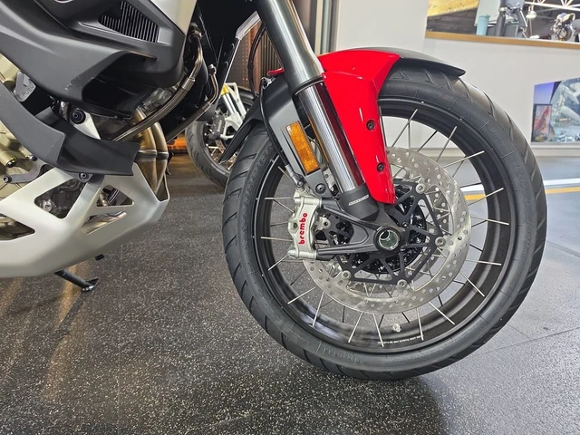 2026 Ducati, červená, 12 km, dovoz Kanada — foto 5 z 5