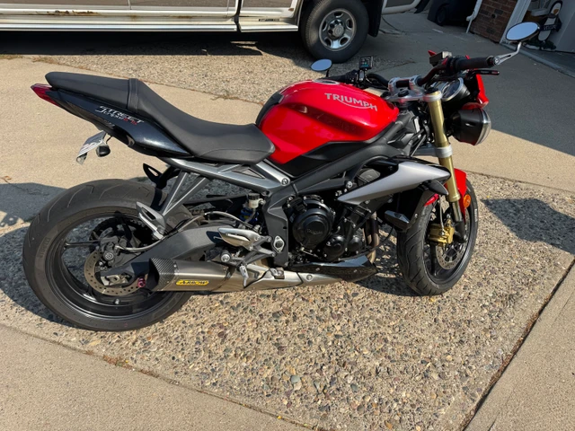 2015 Triumph, 23 000 km, dovoz Kanada — foto 4 z 5