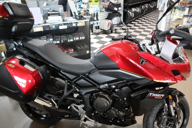 2026 Triumph, červená, dovoz Kanada — foto 2 z 5