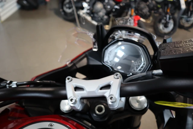 2026 Triumph, červená, dovoz Kanada — foto 3 z 5
