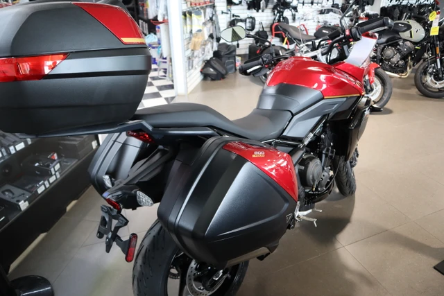 2026 Triumph, červená, dovoz Kanada — foto 4 z 5