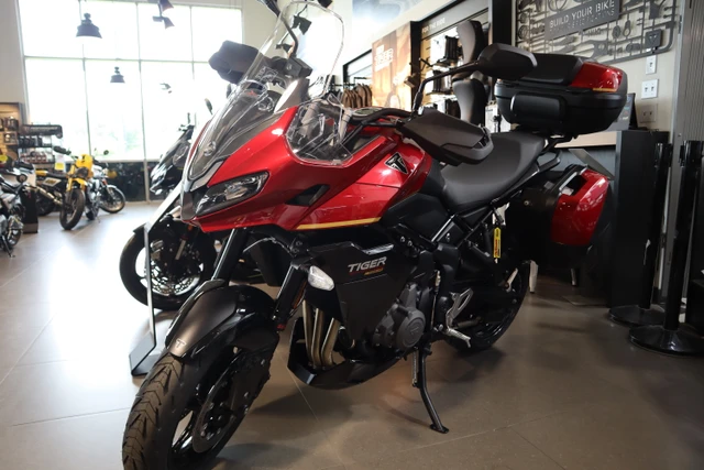 2026 Triumph, červená, dovoz Kanada — foto 5 z 5