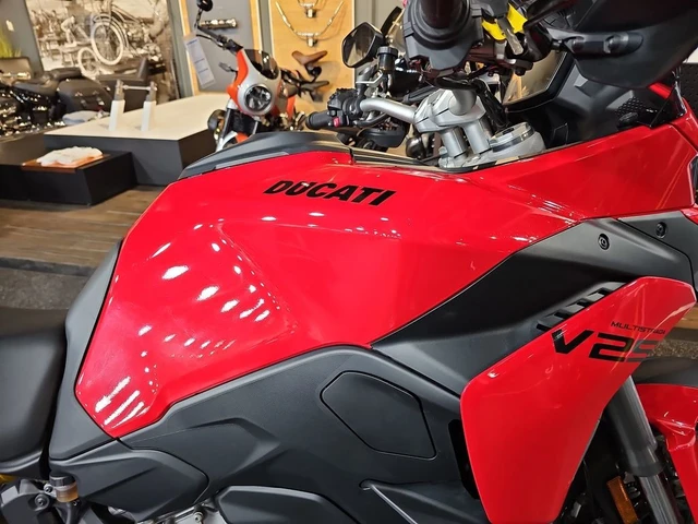 2025 Ducati, 500 km, dovoz Kanada — foto 4 z 5