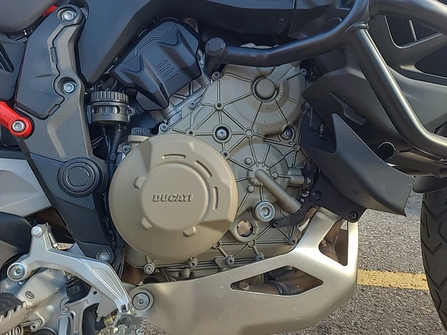 2025 Ducati, 5 000 km, dovoz Kanada — foto 3 z 5