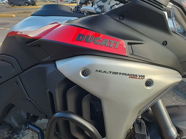 2025 Ducati, 5 000 km, dovoz Kanada — foto 4 z 5