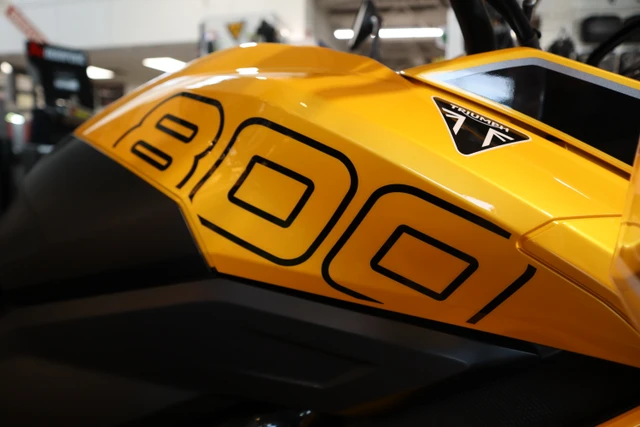 2026 Triumph, žlutá, dovoz Kanada — foto 3 z 5