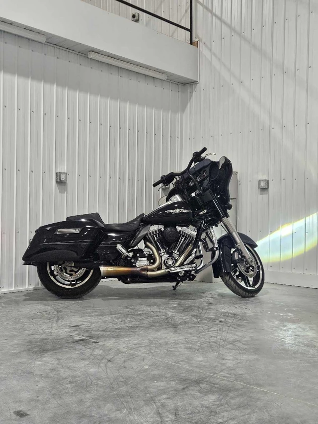 2014 Harley-Davidson, 50 000 km, dovoz Kanada — foto 3 z 3