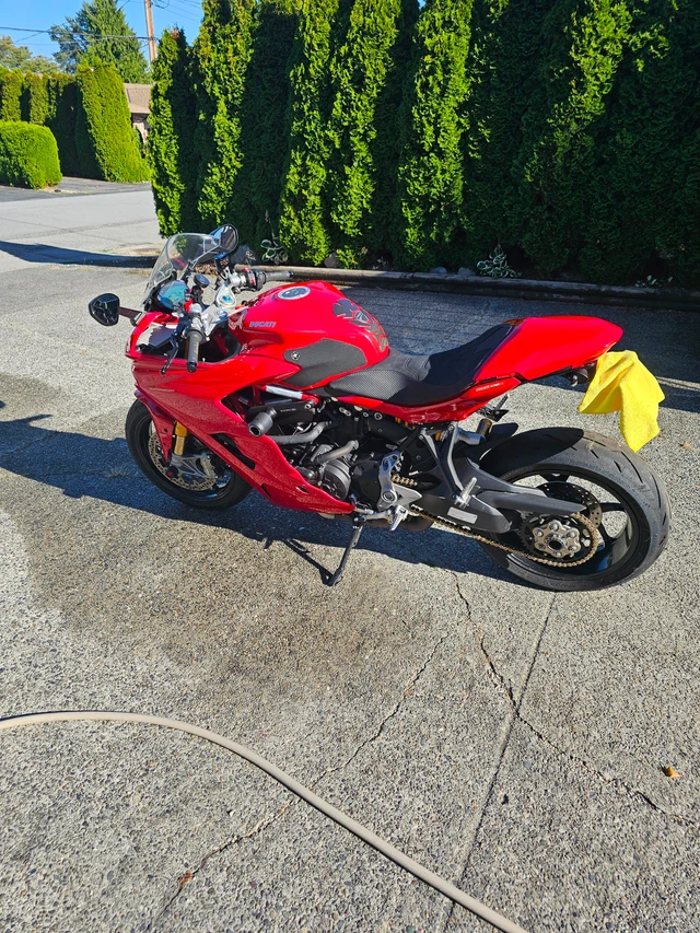 2018 Ducati, červená, 51 000 km, dovoz Kanada — foto 4 z 5