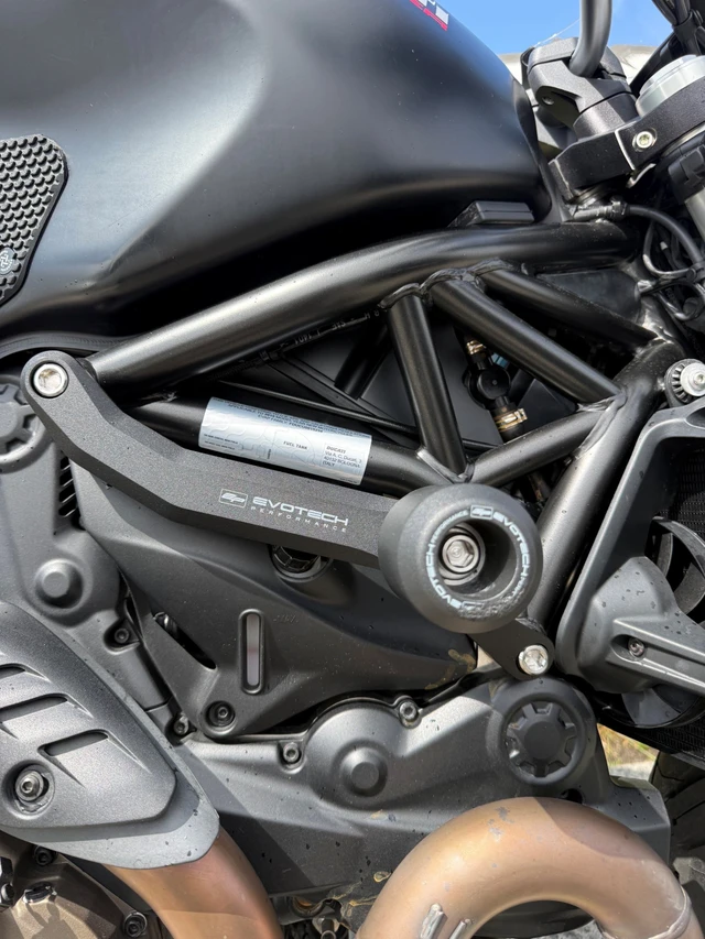 2015 Ducati, černá, 17 300 km, dovoz Kanada — foto 4 z 4