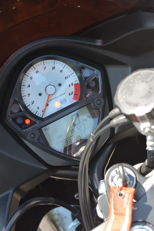 2013 Suzuki, 17 000 km, dovoz Kanada — foto 4 z 5
