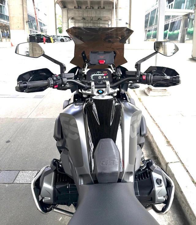 2022 BMW, 8 200 km, dovoz Kanada — foto 3 z 5