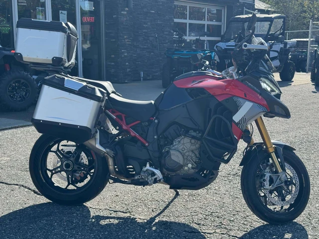 2025 Ducati, 5 594 km, dovoz Kanada — foto 2 z 5