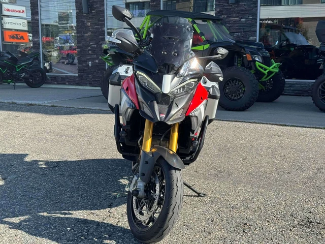 2025 Ducati, 5 594 km, dovoz Kanada — foto 3 z 5