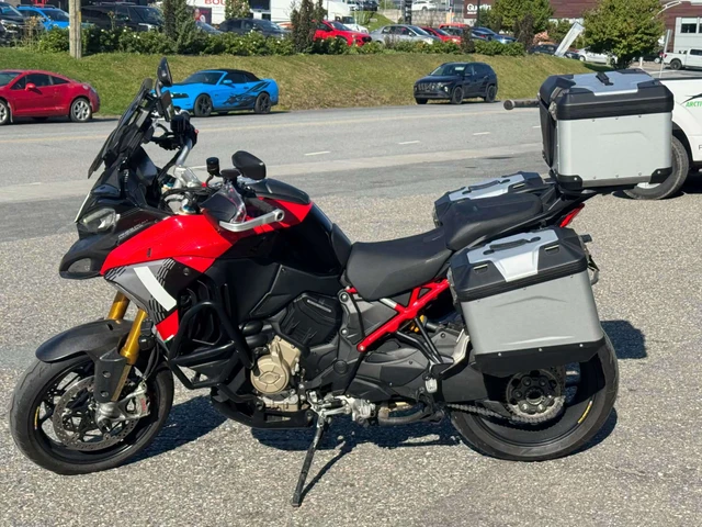 2025 Ducati, 5 594 km, dovoz Kanada — foto 4 z 5