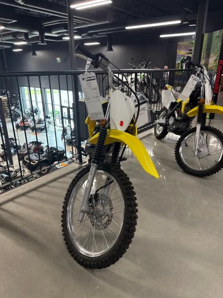 2025 Suzuki, 1 km, dovoz Kanada — foto 2 z 5