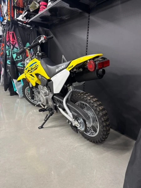 2025 Suzuki, 1 km, dovoz Kanada — foto 3 z 5