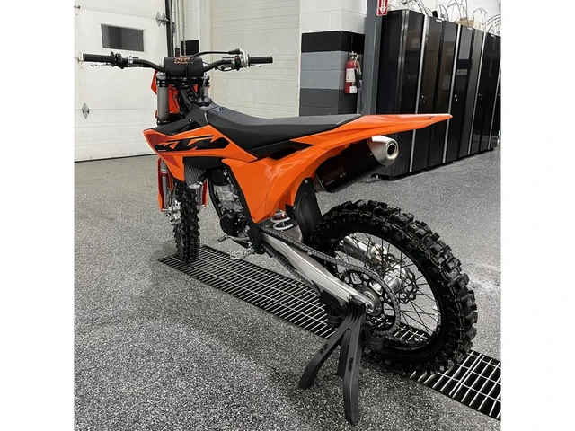 2025 KTM, dovoz Kanada — foto 4 z 5