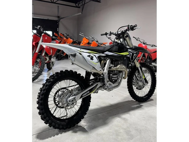 2025 Triumph, dovoz Kanada — foto 2 z 5