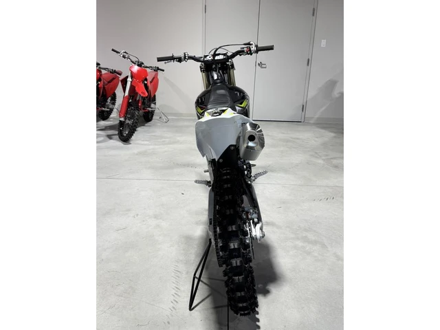 2025 Triumph, dovoz Kanada — foto 3 z 5