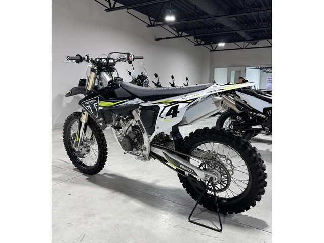 2025 Triumph, dovoz Kanada — foto 4 z 5