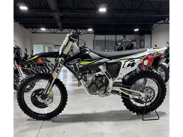 2025 Triumph, dovoz Kanada — foto 5 z 5