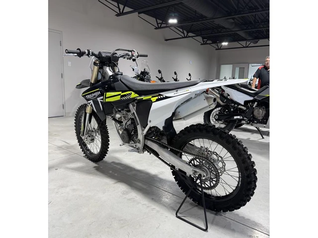 2025 Triumph, dovoz Kanada — foto 4 z 5