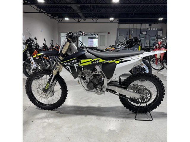 2025 Triumph, dovoz Kanada — foto 5 z 5