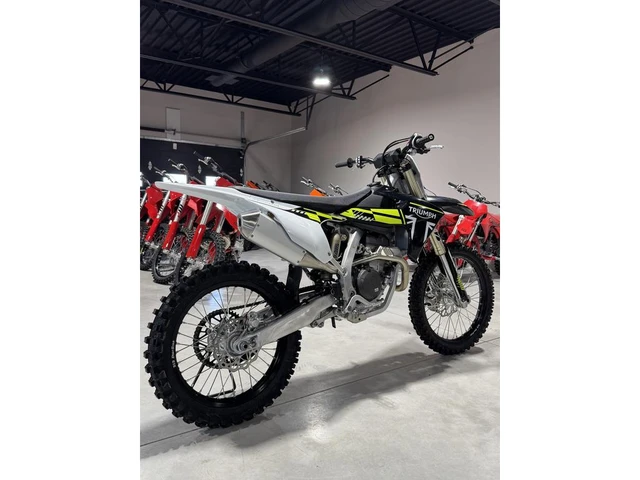 2025 Triumph, dovoz Kanada — foto 2 z 5
