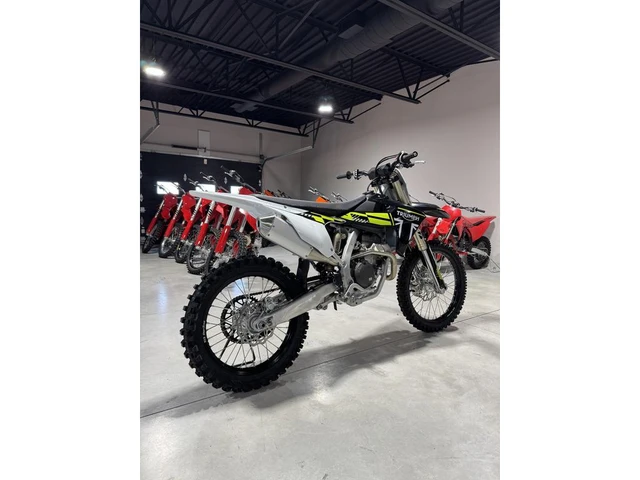 2025 Triumph, dovoz Kanada — foto 2 z 5