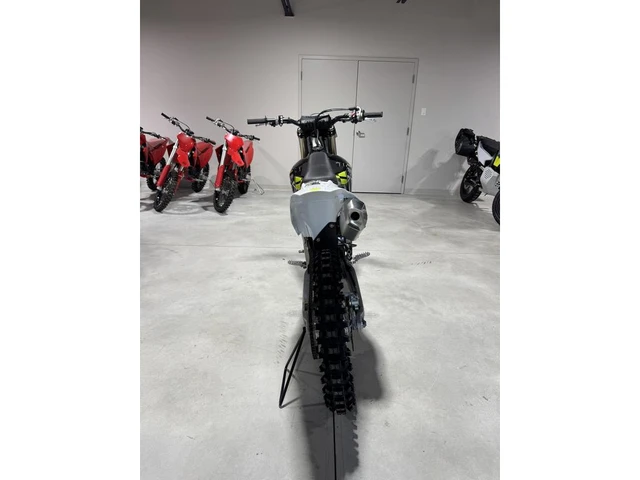 2025 Triumph, dovoz Kanada — foto 3 z 5