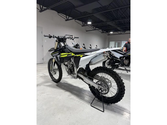 2025 Triumph, dovoz Kanada — foto 4 z 5