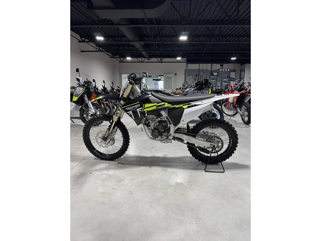2025 Triumph, dovoz Kanada — foto 5 z 5