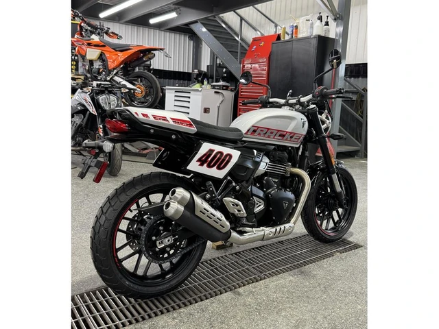 2027 Triumph, dovoz Kanada — foto 2 z 5