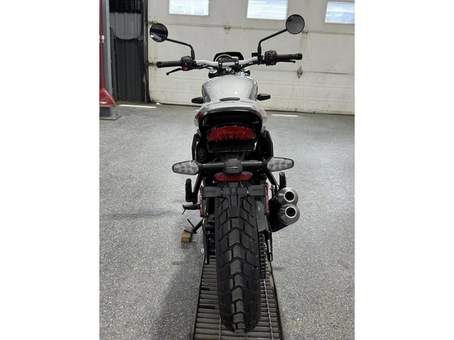 2027 Triumph, dovoz Kanada — foto 3 z 5