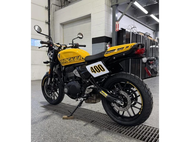 2027 Triumph, 19 km, dovoz Kanada — foto 4 z 5