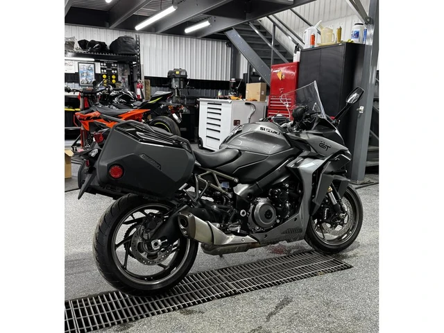2025 Suzuki, 12 200 km, dovoz Kanada — foto 2 z 5