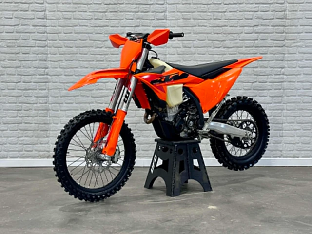 2025 KTM, 32 km, dovoz Kanada — foto 3 z 5