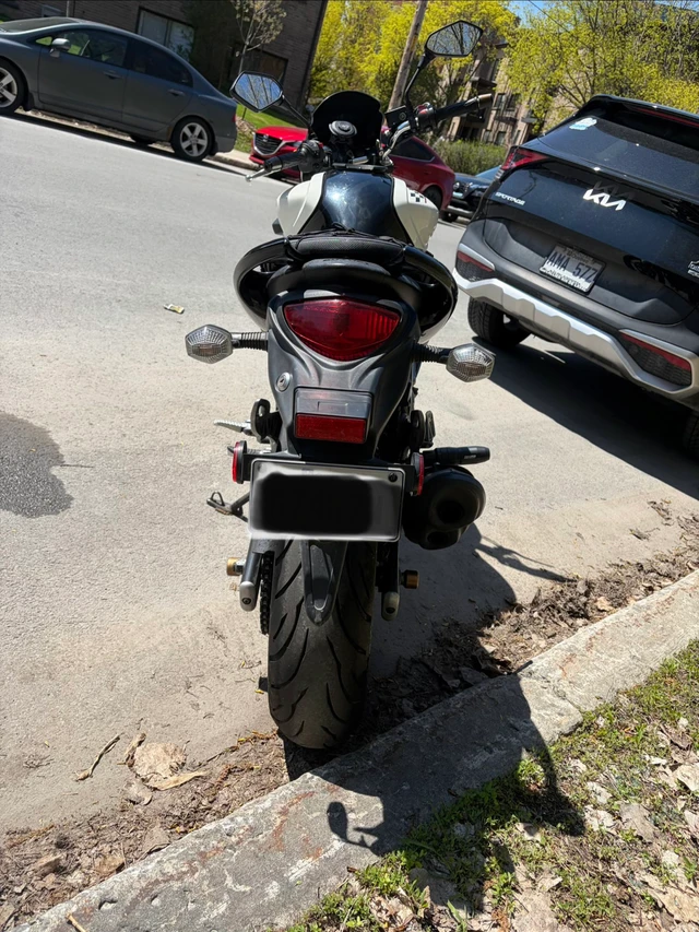 2012 Suzuki, 29 000 km, dovoz Kanada — foto 4 z 5
