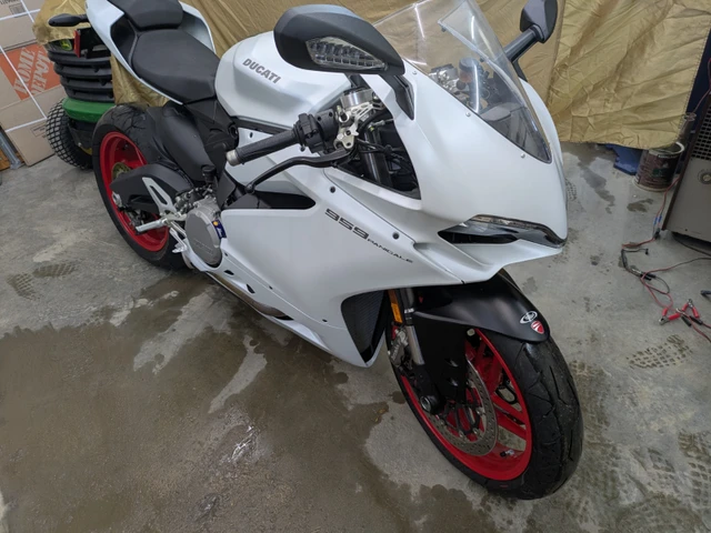 2016 Ducati, bílá, 670 km, dovoz Kanada — foto 3 z 5
