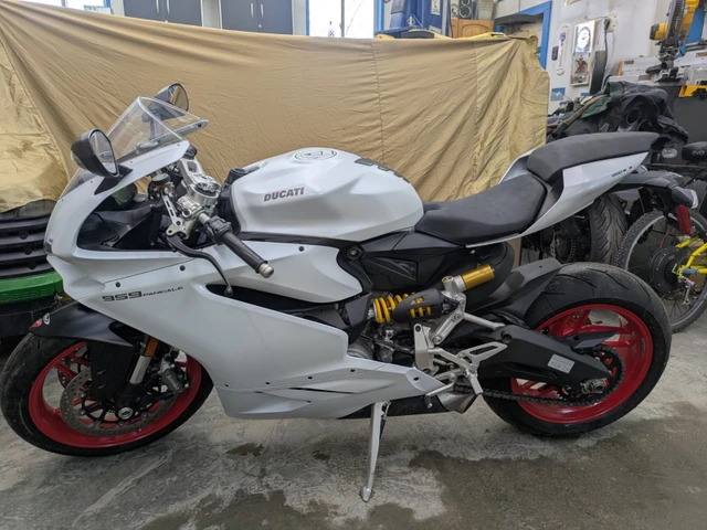 2016 Ducati, bílá, 670 km, dovoz Kanada — foto 4 z 5